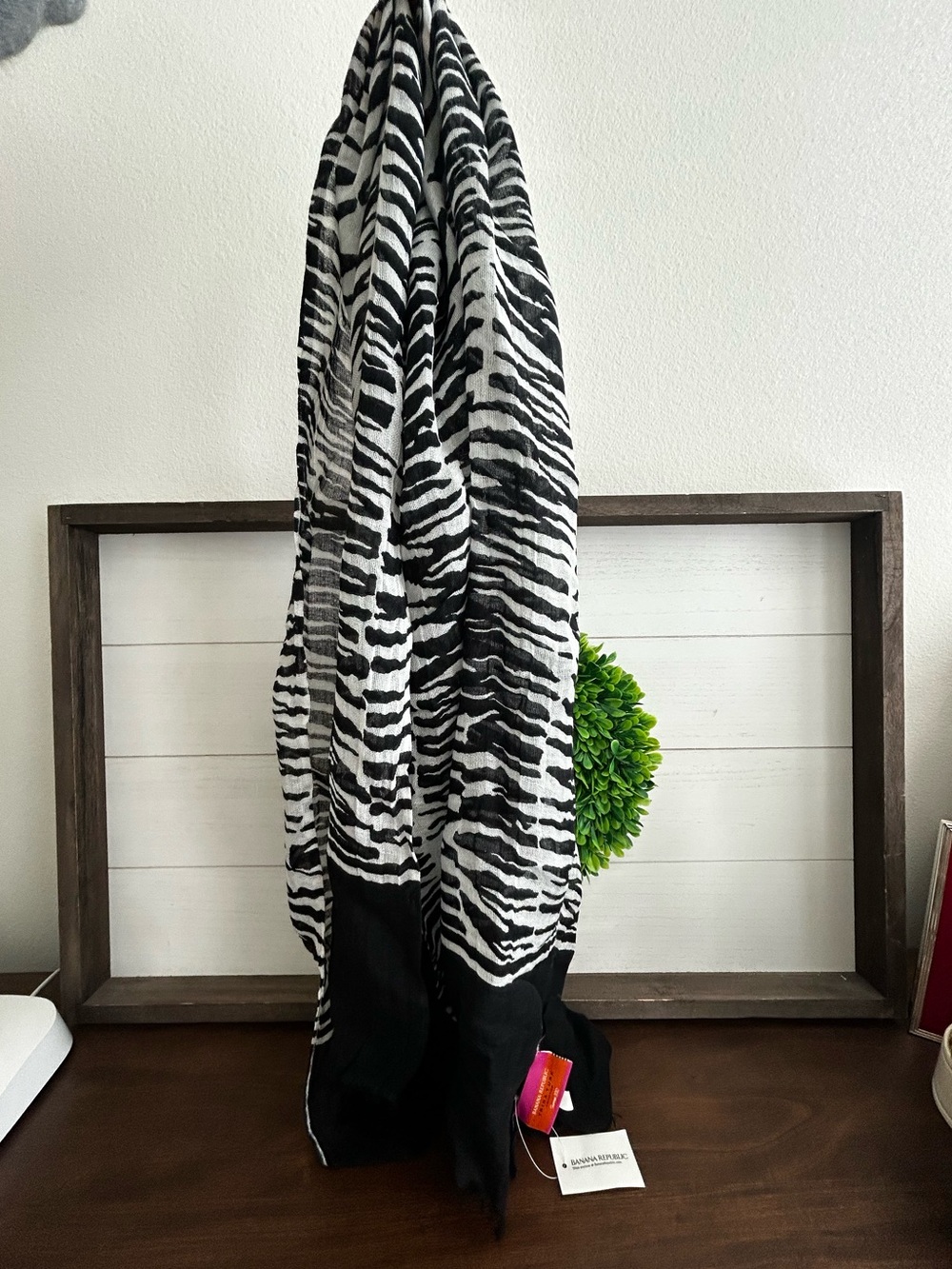 Banana Republic Trina Turk Collection linen scarf NWT